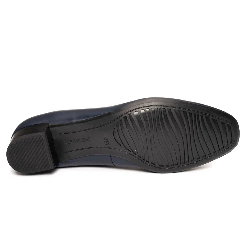 Court shoe outsole with textured tread and low block heel