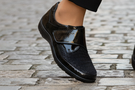 Waldlaufer Henni 496H31 – Black Patent | Women's Wide-Fit Patent Leather Shoe