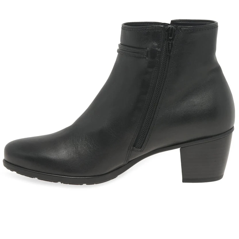 Women’s heeled ankle boots in black with side zipper and chunky block heel